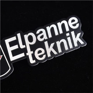Kovové štítky s logom