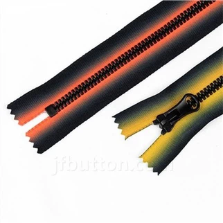 Plastové zipsy pri dvore