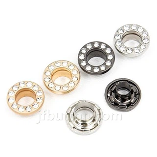 Kovové očká na závesy