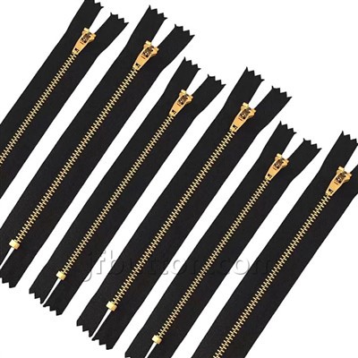 Čierny a zlatý zips