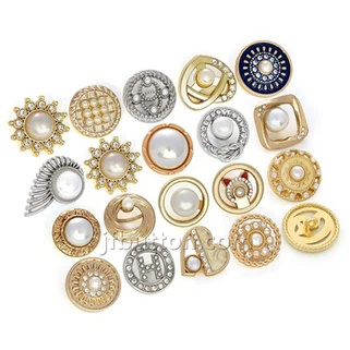 Gombíky kovovej kvetiny