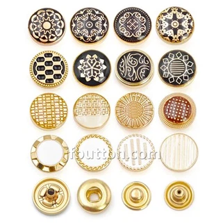 Tlačte cvočky na oblečenie