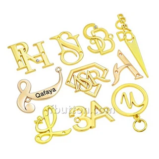 Malé kovové štítky s logom