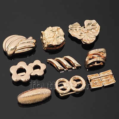 Kovový prízvuk pre vypasované maxi šaty