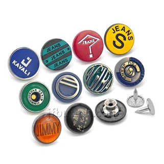 Gombíky strieborného džínsoviny