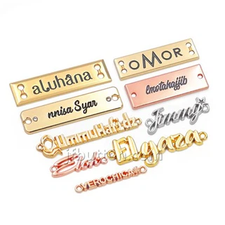 Malé kovové štítky s logom